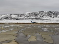 <b>海运费在线查询-喀纳斯机场迎来冬季运行第一场雪（附图）</b>