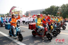 伊朗的空运-“快递小哥”现身国庆游行队伍 见证新中国70年职业变迁