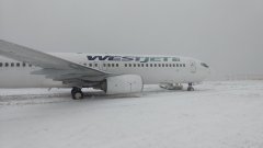 乌克兰航空-视频：西捷航空一客机雪天着陆时冲出跑道 无人受伤