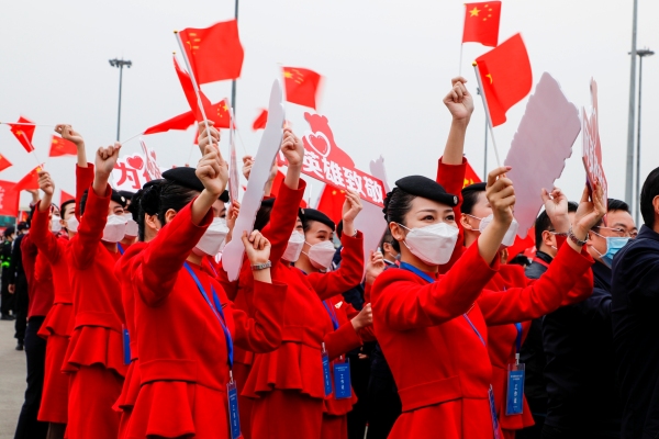 国际快递价格查询-“水门”迎英雄！川航接回最后一批四川援鄂医疗队（附图）