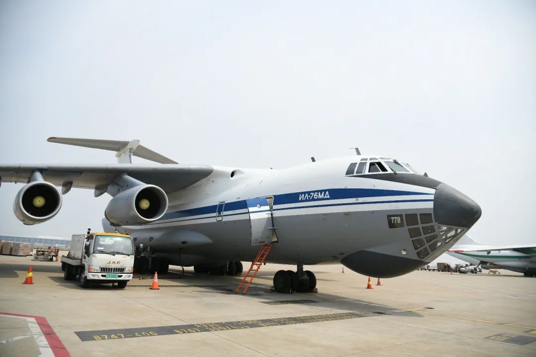 5架外国军机同一天赴上海浦东机场，自提防疫物资